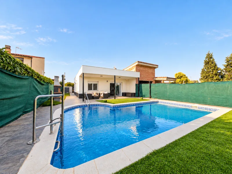Chalet independiente adaptado con piscina en Ontinar del Salz