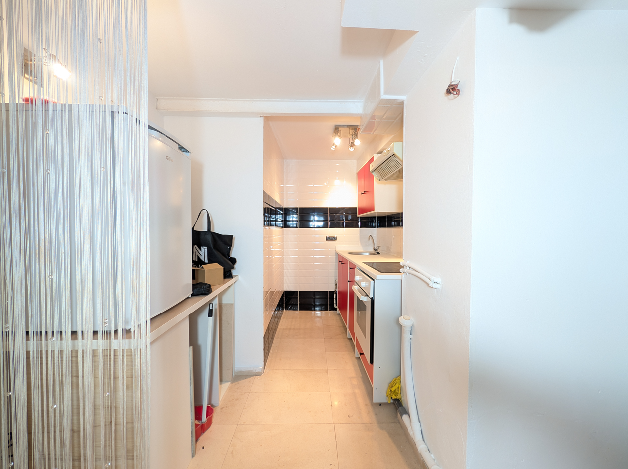 Local habilitado como vivienda  en Rodrigo Díaz de Vivar 2